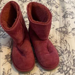 Ugg short boots. Maroon color. Size 9.